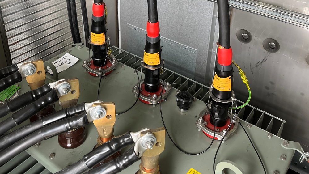 Høyspentkabler koblet til transformator i provisorisk strømanlegg