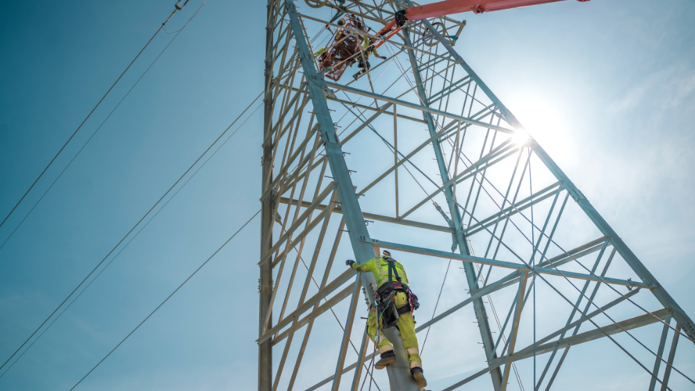 energimontør klatrer i mast