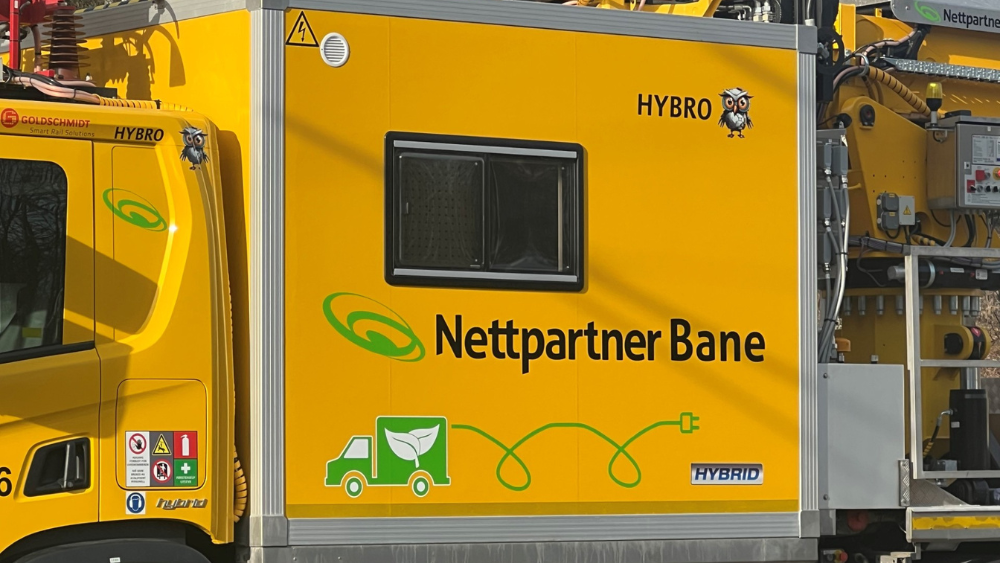 Nærbilde av logo og dekor på hybrid stormobil fra Nettpartner Bane